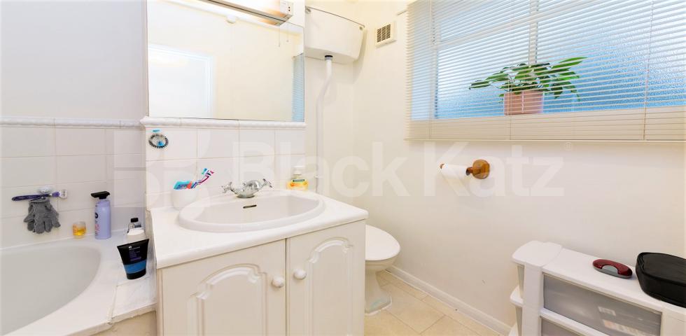 			HOT WATER AND HEATING INCLUDED, Studio Apartment, 1 bath, 1 reception Flat			 Rockley Road, Shepherds Bush